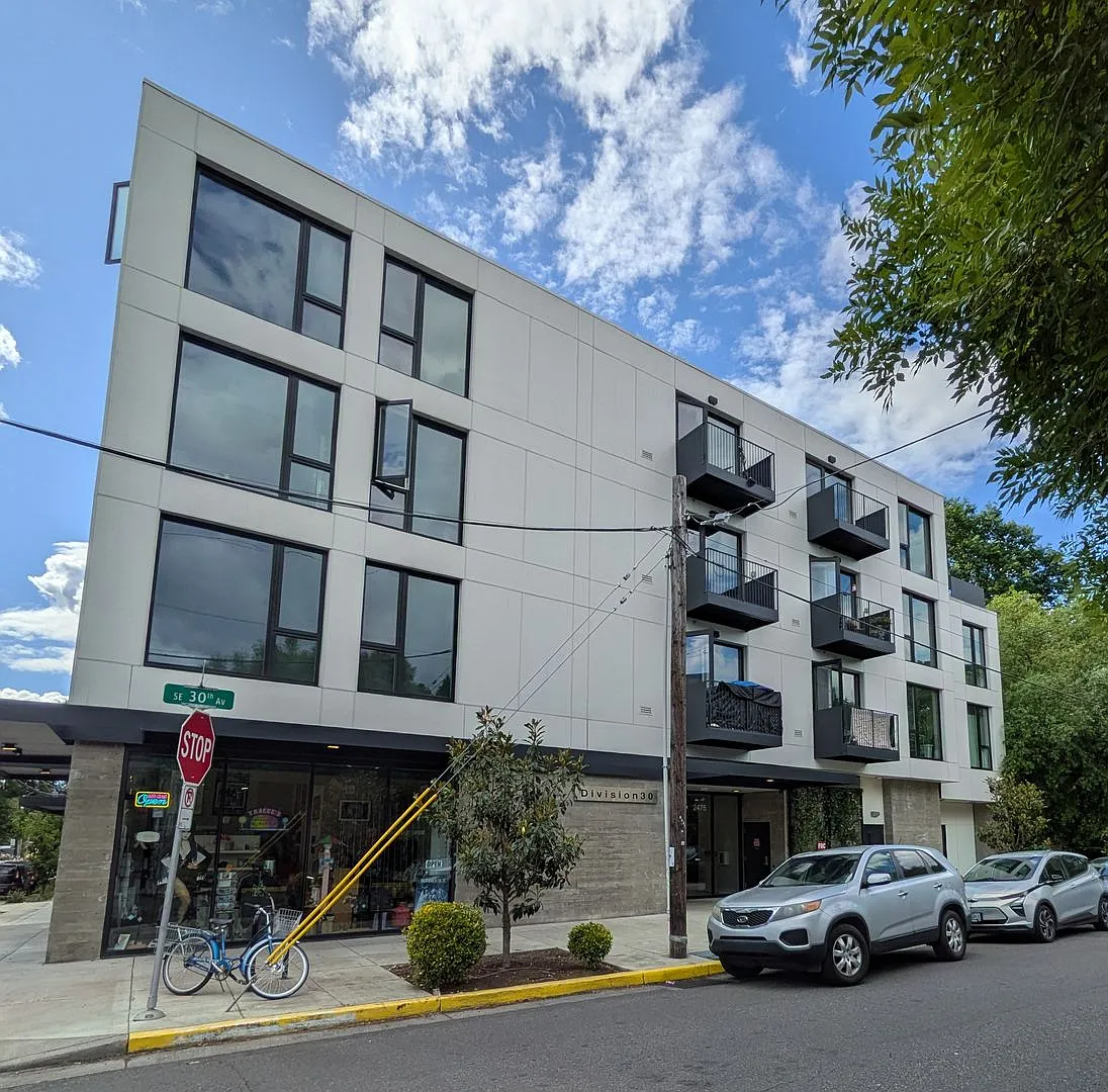 Division 31 Apartments — Photo 2