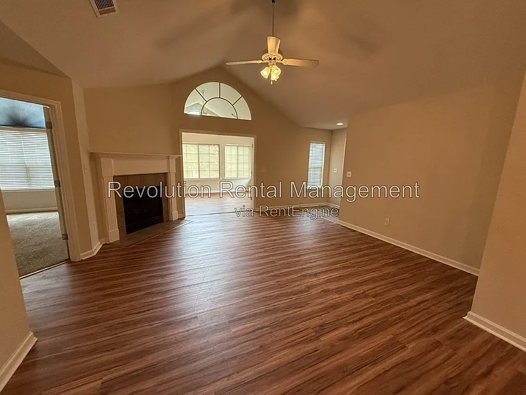 302 Gladstone Dr — Photo 2