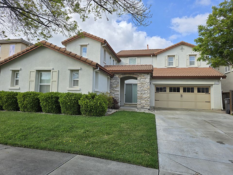 1st image of 923 Dry Creek Pl