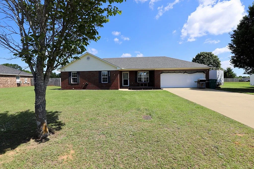 3 bed, 2.0 bath, 1444 sqft, $1,600 — Photo 3