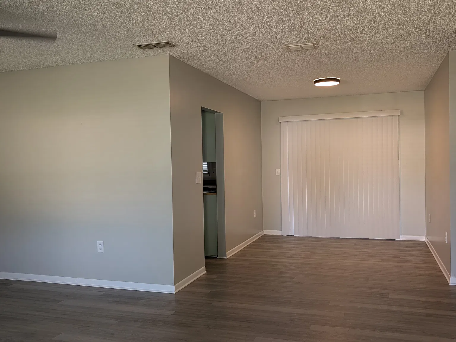 2 bed, 1040 sqft, $1,300 — Photo 3