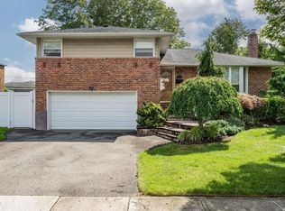 18 Maplewood Dr, Plainview, NY 11803