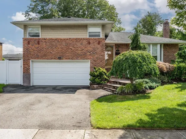 18 Maplewood Drive, Plainview, NY 11803