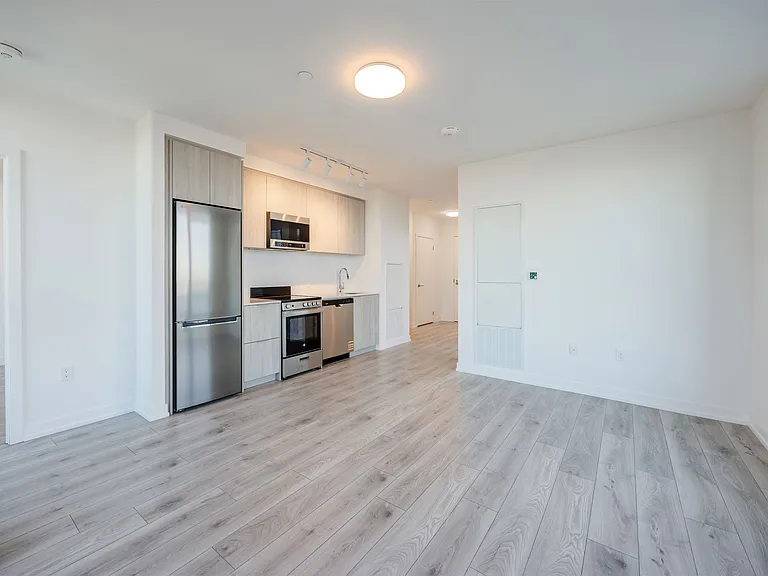 223 Redpath Ave — Photo 193