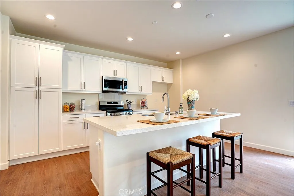 3 bed, 2.5 bath, 1807 sqft, $3,050 — Photo 4