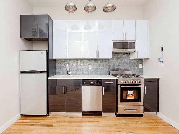 4th image of 310 Tompkins Ave APT 2