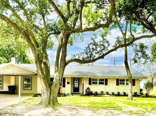 548 Meadowcroft Ln, Winnie, TX 77665