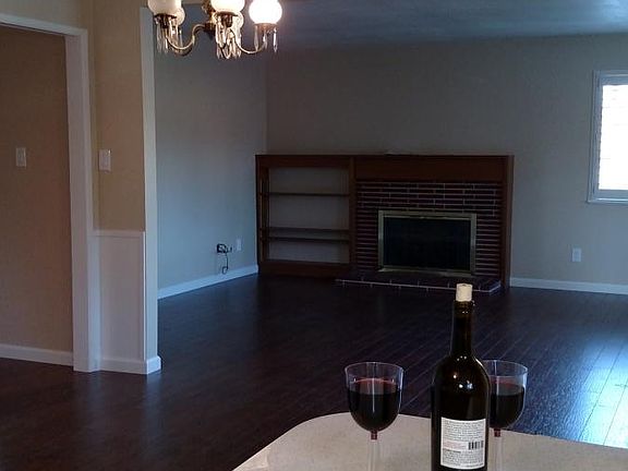 Living room with Fireplace, Dining room seperate