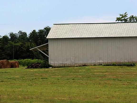 Run in barn w/Water/Electric