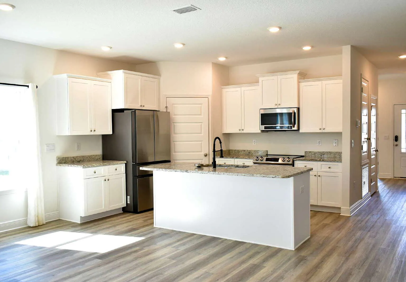 5 bed, 3.0 bath, 2232 sqft, $3,000 — Photo 3