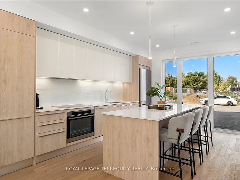 37 Rockmount Cres — Photo 3