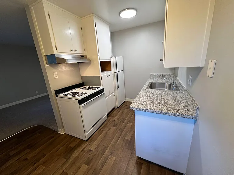 Tiffany Plaza Apartments — Photo 10