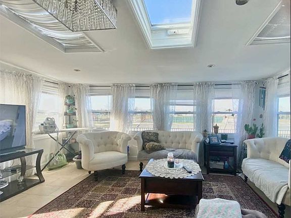 3rd image of 3971 Darby Ln