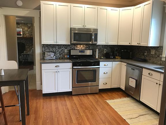 Kitchen with soft-close shaker cabinets