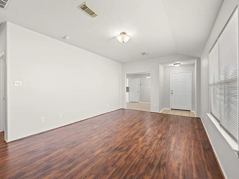 2746 Grahamwood Ln — Photo 3