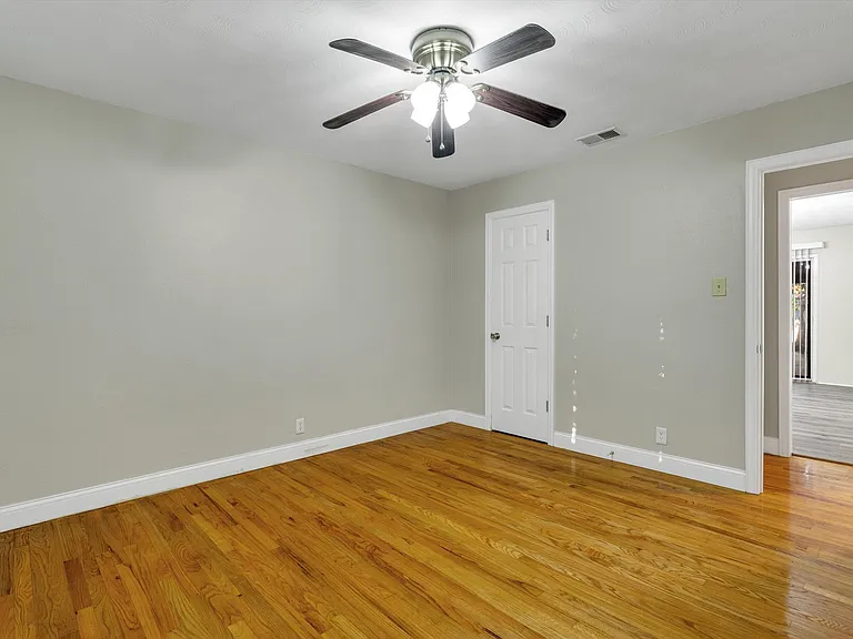 406 N Bonham Dr — Photo 29
