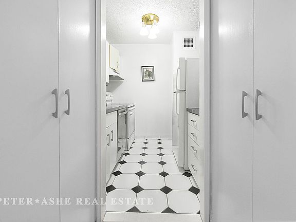 4th image of 301 E 79th St APT 35D