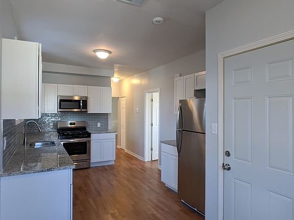 4th image of 1520 W Melrose St APT 2R