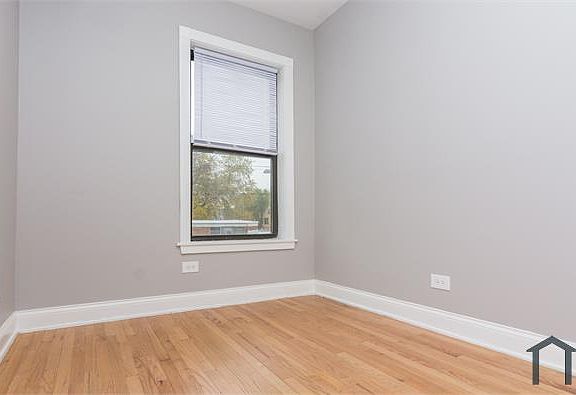 5th image of 5050 S Laflin St #1502-1