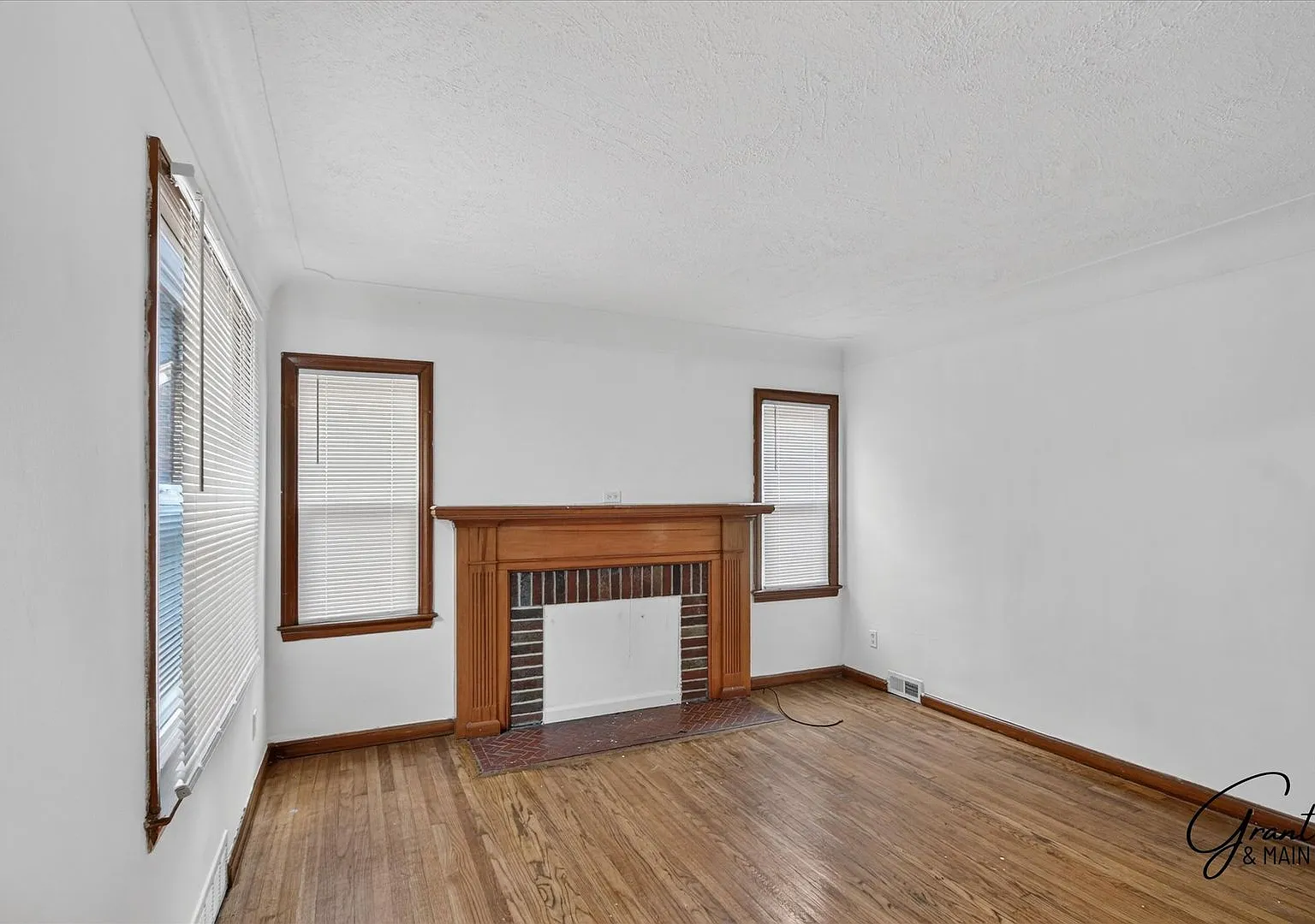 $1295 - 3 bedroom bungalow — Photo 2