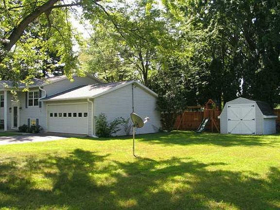 2nd image of 3871 Woodland Ct