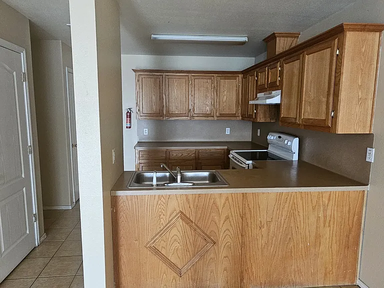 Santa Fe Apartments — Photo 10