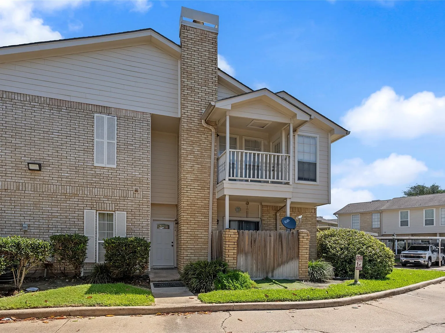 1 bed, 1.5 bath, 1192 sqft, $1,350 — Photo 2