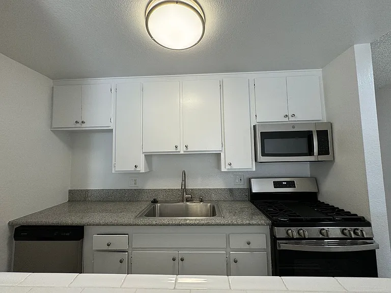 6736 Cleon Ave — Photo 4