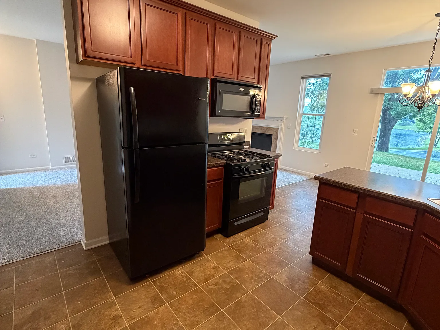 3 bed, 1.5 bath, 1484 sqft, $2,500 — Photo 3