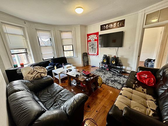 2nd image of 872 Huntington Ave #3