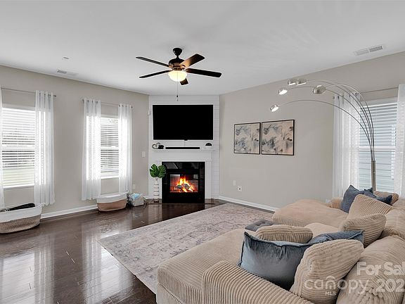 3rd image of 119 Willow Valley Dr