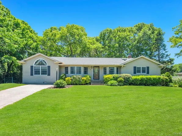 8 Camille Lane, Holbrook, NY 11741