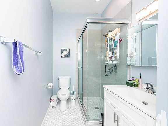 3rd image of 2335 W Moffat St #2