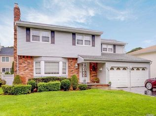 388 Robyn Pl, East Meadow, NY 11554