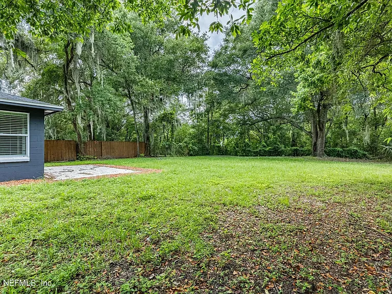 2223 Inwood Cir N — Photo 11