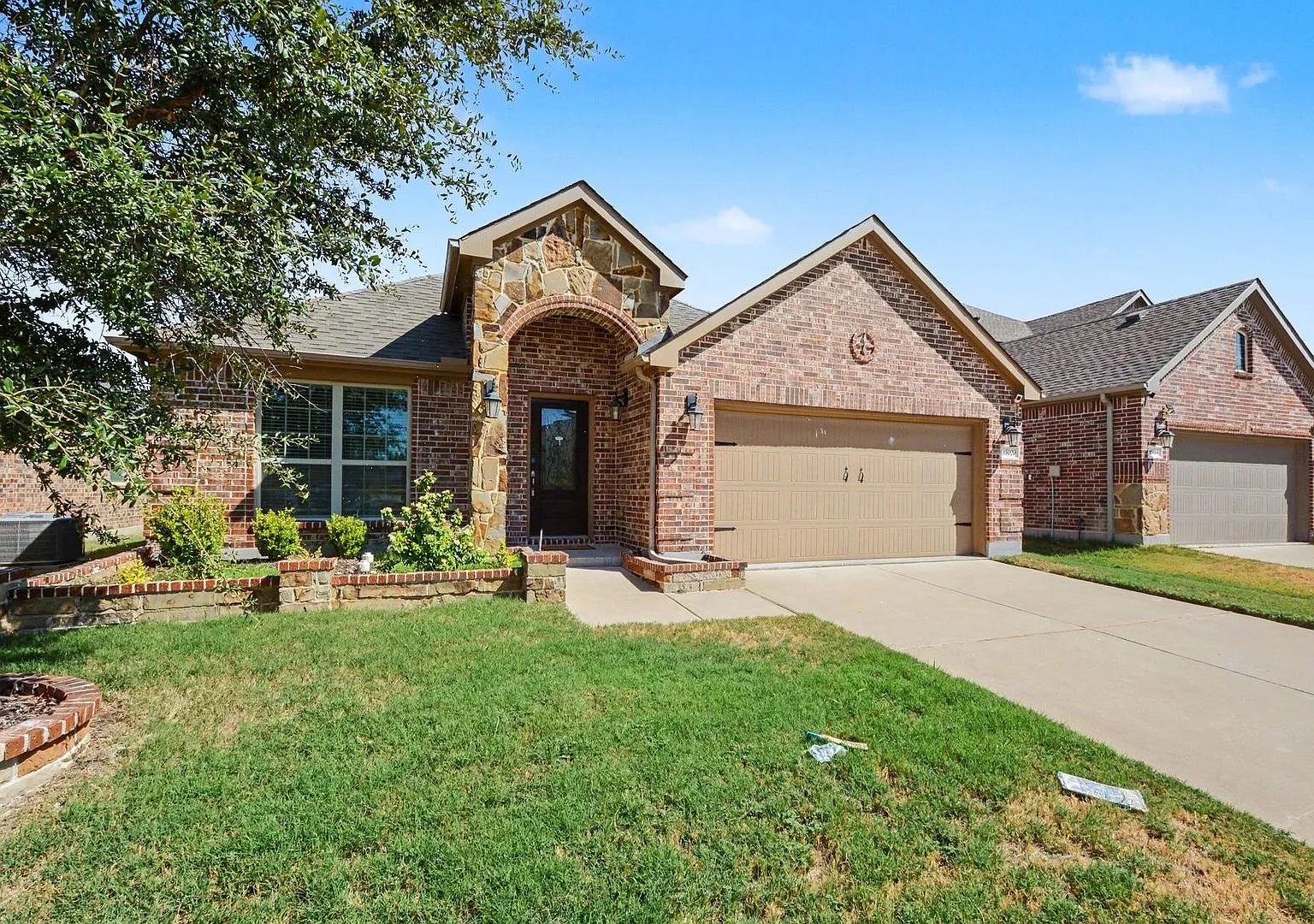 Welcome to 10020 Levelland PI, McKinney, TX 75071! This inviting home offers comfortable living i... — Photo 1