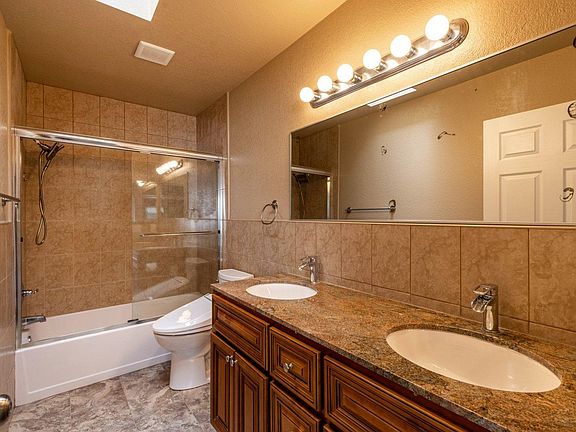4th image of 8331 Cedros Ave #B