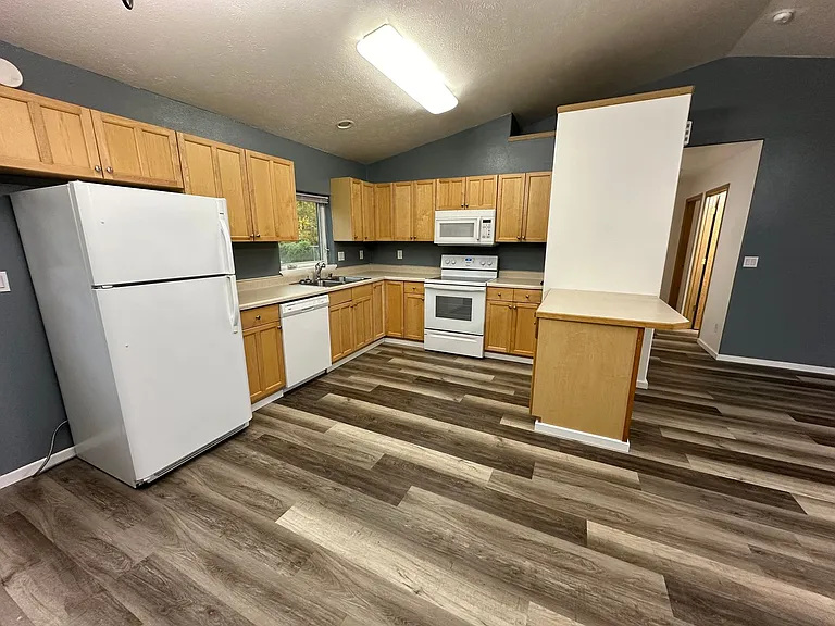 841 Shellinger St — Photo 3