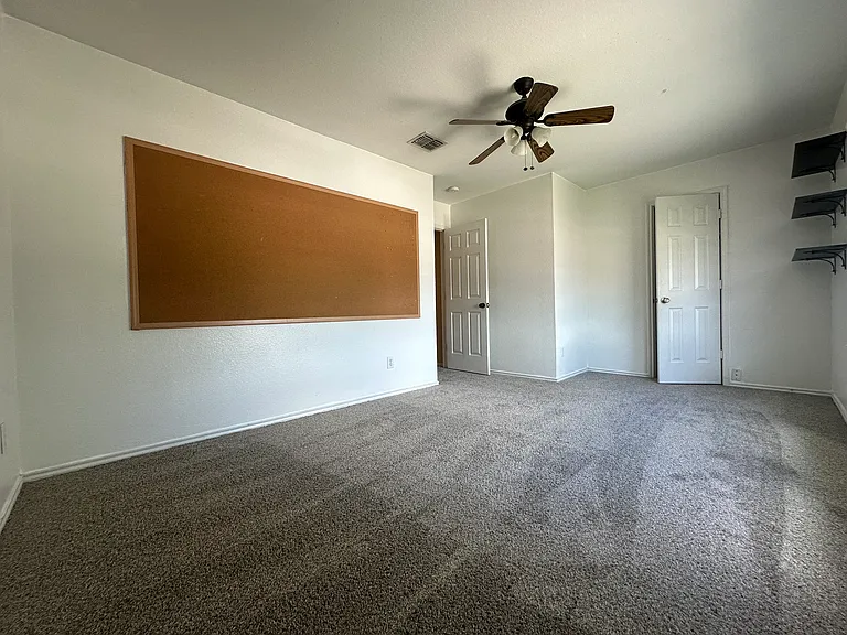 1909 Bradford Pear Sq — Photo 14