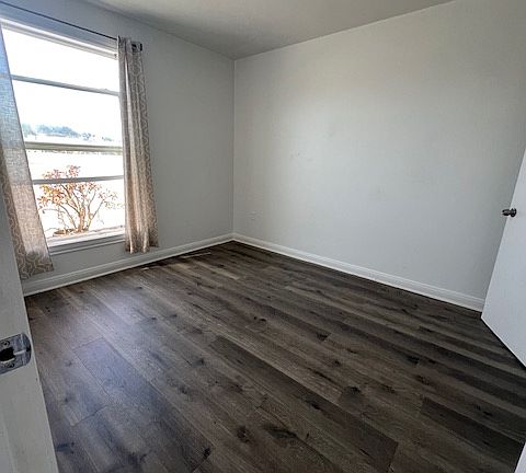 3rd image of 1675 Jerrold Ave