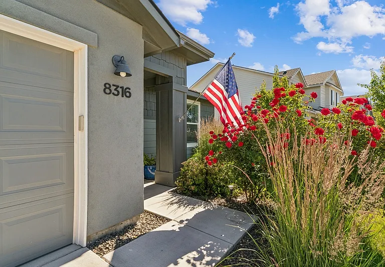 8316 E Conant St — Photo 4