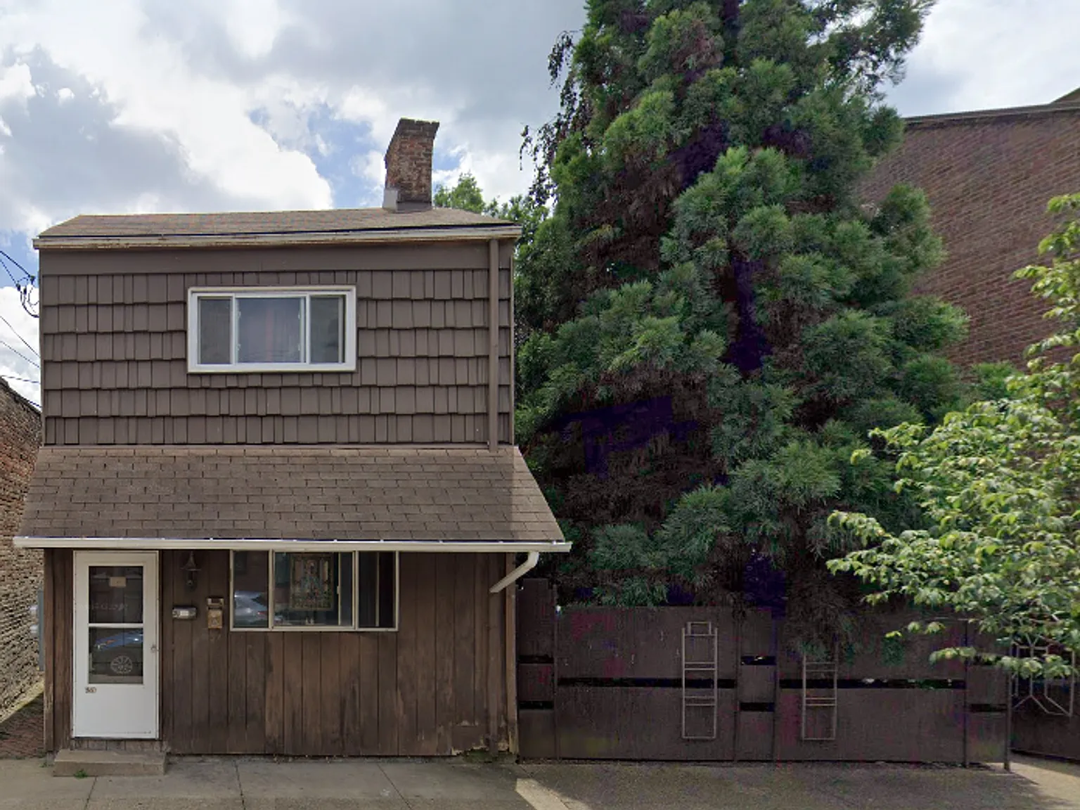 2224 Sarah Street — Photo 1