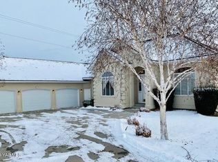 407 N Cherry Ridge Ct, Yakima, WA 98908