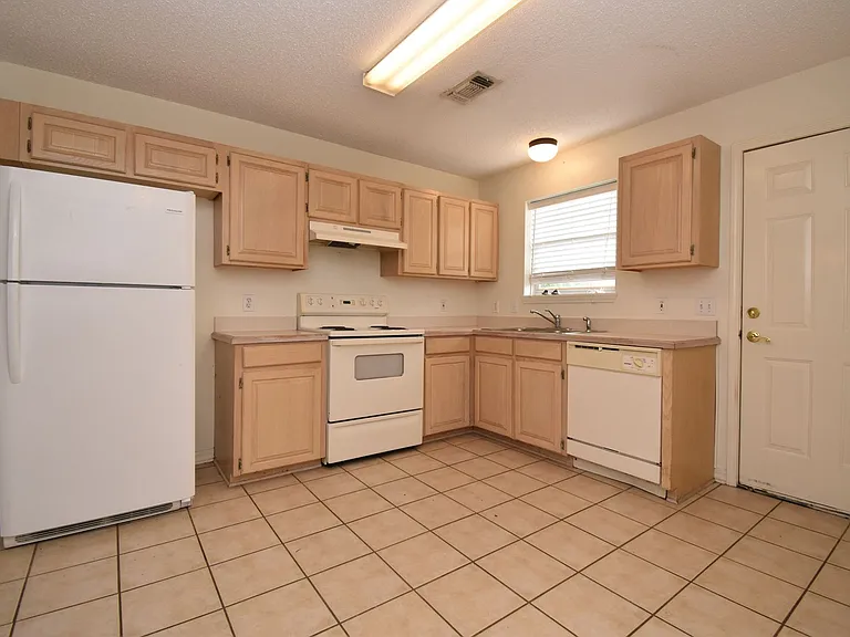 207 N Homer St — Photo 5