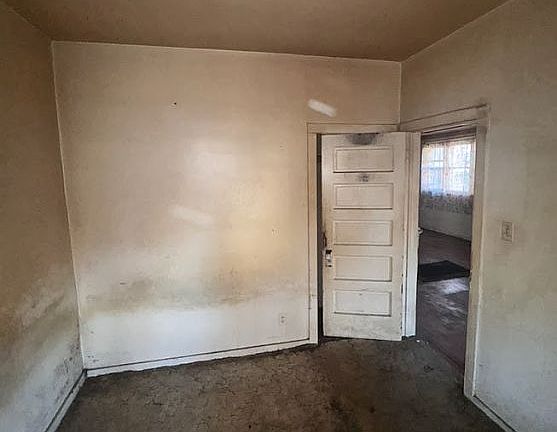 5th image of 1015 Cronk Ave