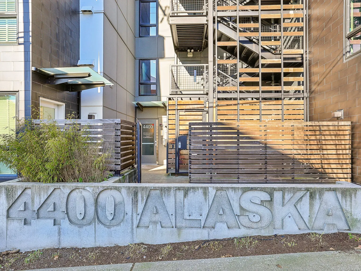 4400 Alaska — Photo 2