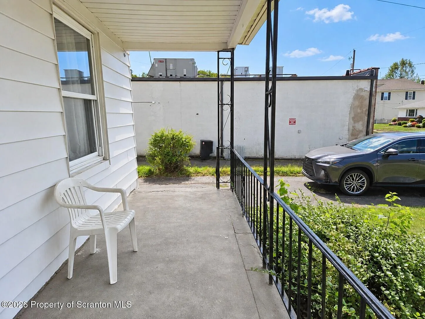 2 bed, 1.0 bath, 900 sqft, $1,350 — Photo 2