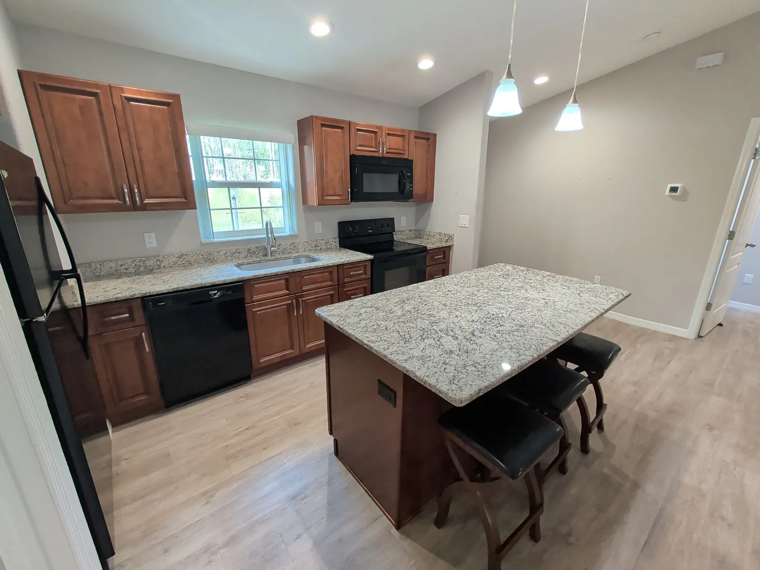 2 bed, 2.0 bath, 1162 sqft, $1,400 — Photo 2