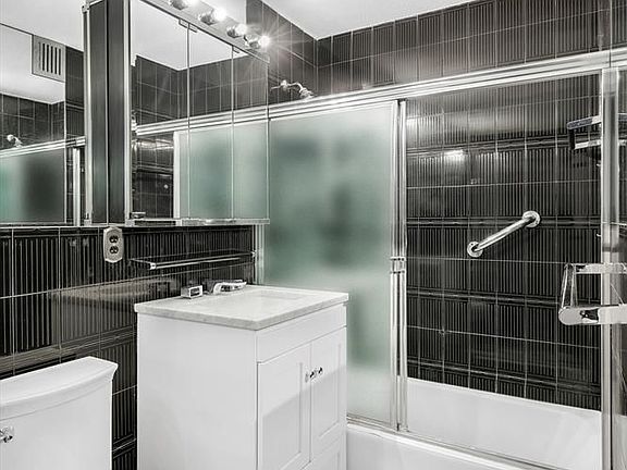 4th image of 130 W 67th St APT 11G