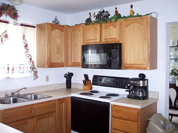 Updated kitchen w/plenty of counter space